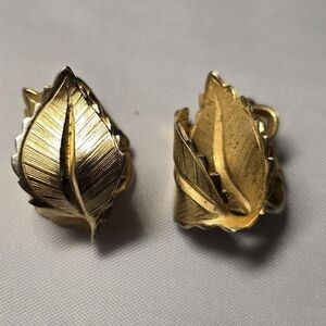 Vintage Giovanni gold-tone leaf clip-on earrings
